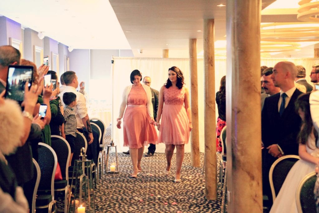 and even though she managed to capture some lovely moments, it's heartbreaking that her photos didn't give us that WOW factor that every newly wedded couple hopes for.