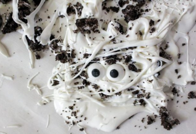 Mummy chocolate bark - Halloween recipes