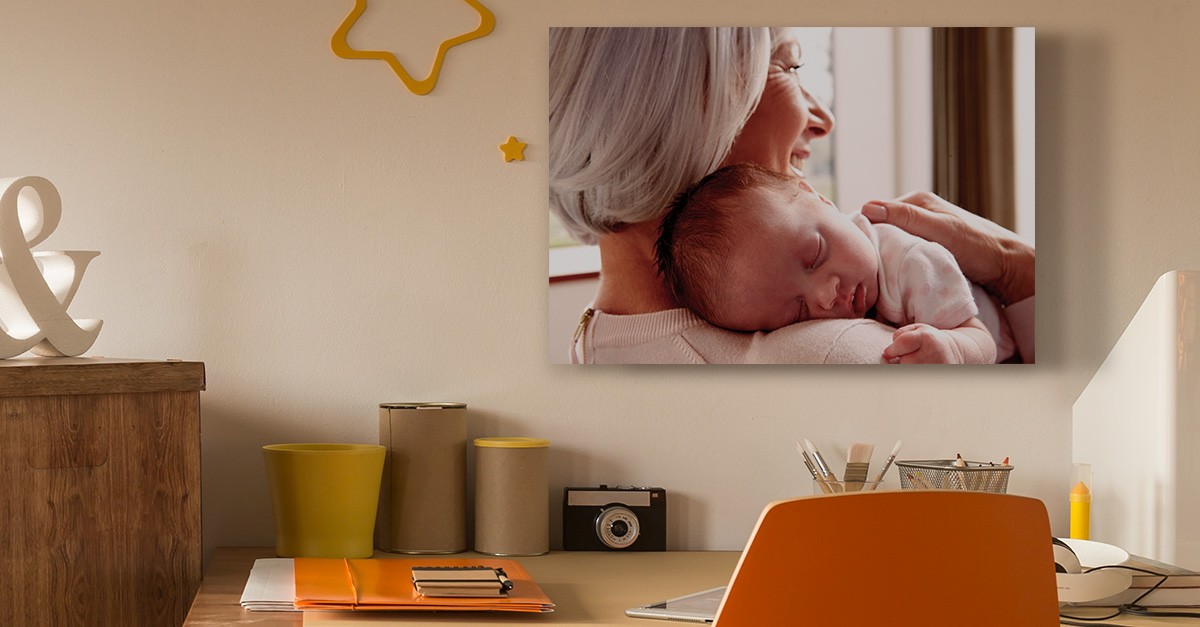 Creative Ways to Display Family Photos and Kids’ Artwork Without Cluttering Your Walls